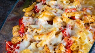 Zapiekanka makaronowa z kurczakiem i papryką
