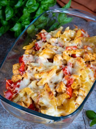 Zapiekanka makaronowa z kurczakiem i papryką