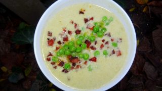 Wyjątkowa zupa krem z selera naciowego z chrzanem i groszkiem