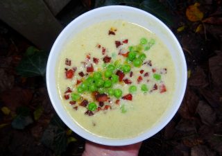 Wyjątkowa zupa krem z selera naciowego z chrzanem i groszkiem