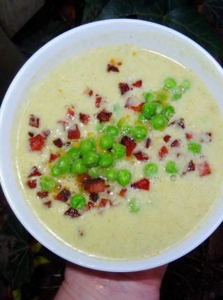 Wyjątkowa zupa krem z selera naciowego z chrzanem i groszkiem