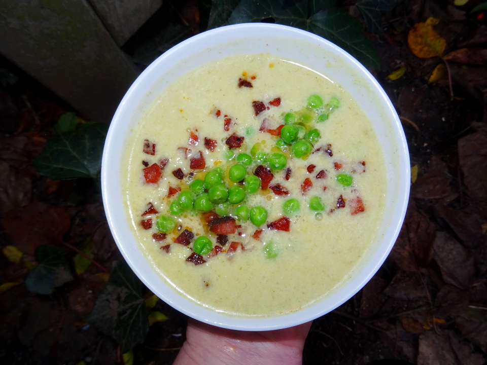 Wyjątkowa zupa krem z selera naciowego z chrzanem i groszkiem