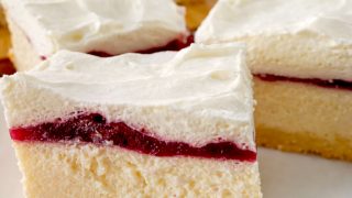 Sernik śmietankowy jak z cukierni – prosty domowy przepis