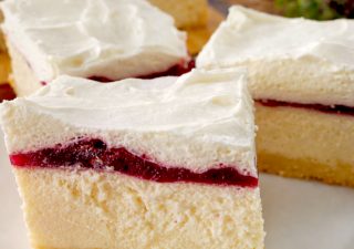 Sernik śmietankowy jak z cukierni – prosty domowy przepis