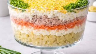 Warstwowa sałatka z tuńczykiem