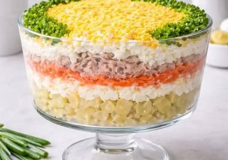 Warstwowa sałatka z tuńczykiem