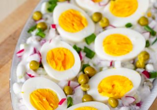 Jajka w sosie jogurtowo-warzywnym