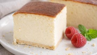 Sernik tradycyjny – wysoki, kremowy i bardzo smaczny