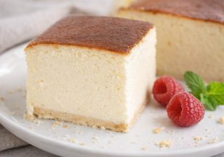 Sernik tradycyjny – wysoki, kremowy i bardzo smaczny