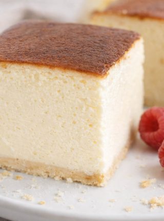 Sernik tradycyjny – wysoki, kremowy i bardzo smaczny