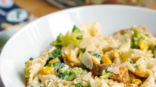 Sałatka brokułowa z makaronem i kurczakiem