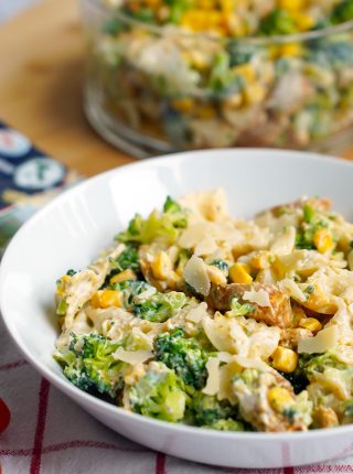 Sałatka brokułowa z makaronem i kurczakiem