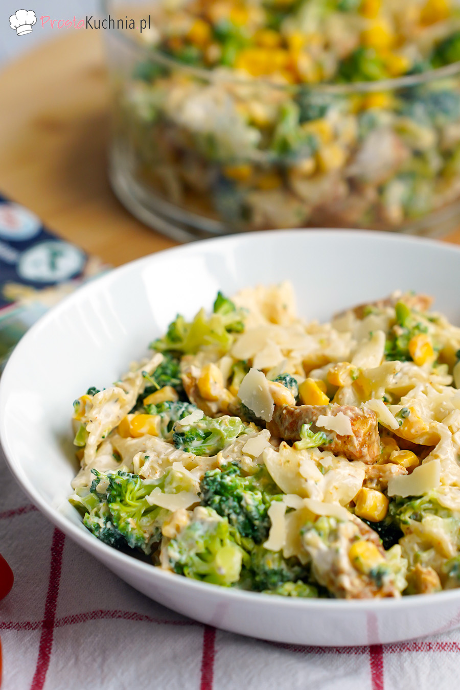 Sałatka brokułowa z makaronem i kurczakiem