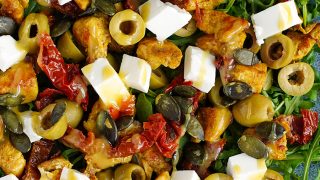 Sałatka z kurczakiem, rukolą i suszonymi pomidorami