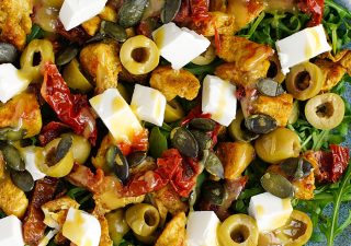 Sałatka z kurczakiem, rukolą i suszonymi pomidorami