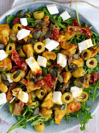 Sałatka z kurczakiem, rukolą i suszonymi pomidorami