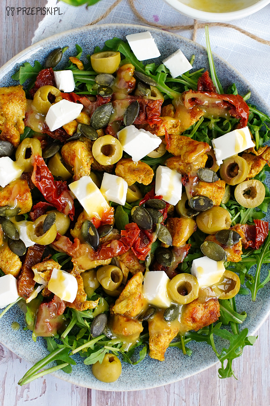 Sałatka z kurczakiem, rukolą i suszonymi pomidorami