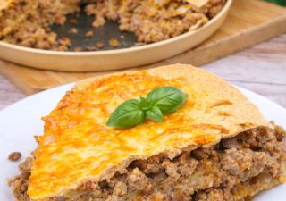 Torcik z tortilli z mięsem mielonym – szybki i smaczny obiad z piekarnika