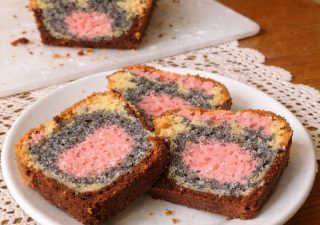 Babka Tulipan – kolorowe ciasto z keksówki, które wygląda pięknie po przekrojeniu