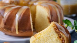 Babka z ajerkoniakiem i krówkami