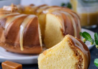 Babka z ajerkoniakiem i krówkami