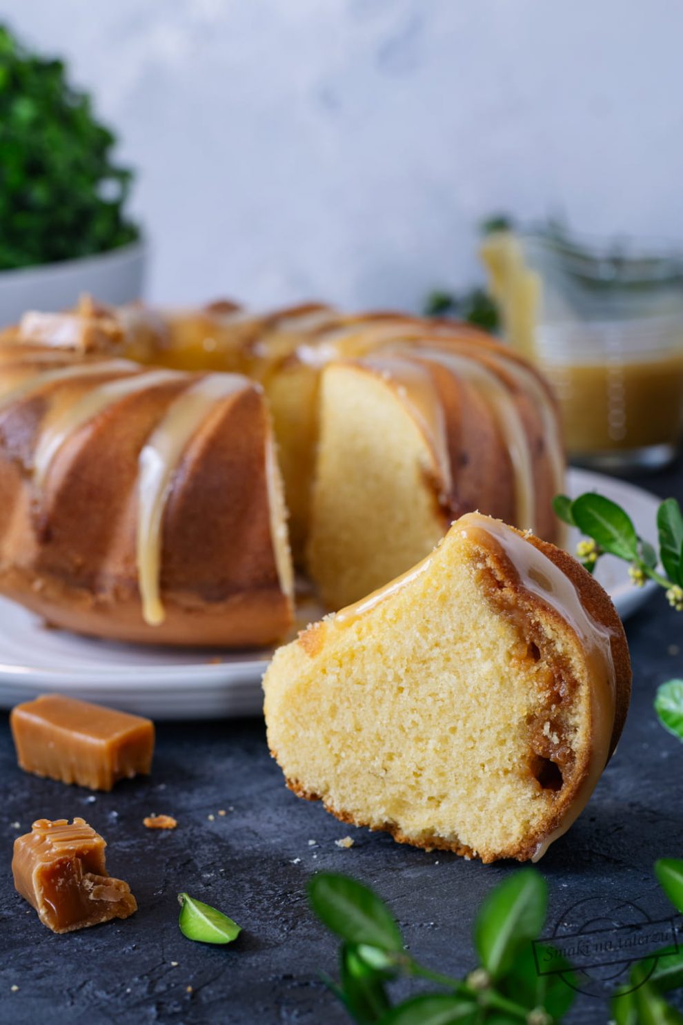 Babka z ajerkoniakiem i krówkami