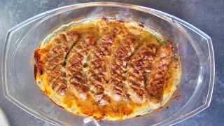 Biała kiełbasa zapiekana w sosie chrzanowym – idealna na Wielkanoc