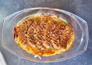 Biała kiełbasa zapiekana w sosie chrzanowym – idealna na Wielkanoc