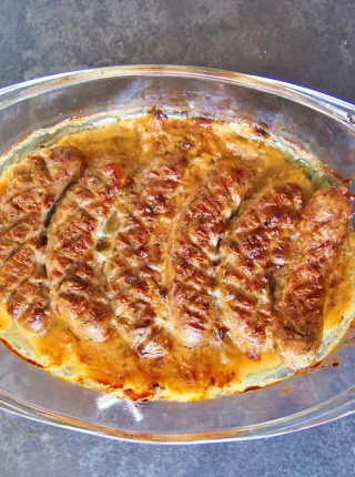 Biała kiełbasa zapiekana w sosie chrzanowym – idealna na Wielkanoc