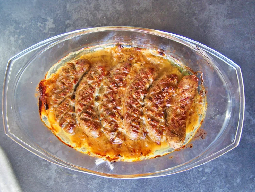 Biała kiełbasa zapiekana w sosie chrzanowym – idealna na Wielkanoc