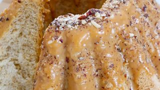 Biszkoptowa babka z polewą krówkową