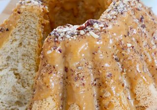 Biszkoptowa babka z polewą krówkową