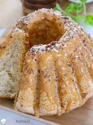 Biszkoptowa babka z polewą krówkową