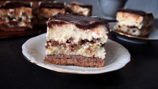 Obłędne ciasto kokosowe z białą czekoladą i kakaowym kruchym ciastem