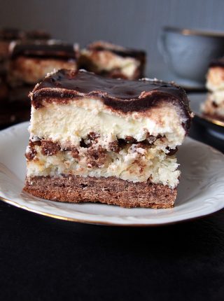 Obłędne ciasto kokosowe z białą czekoladą i kakaowym kruchym ciastem