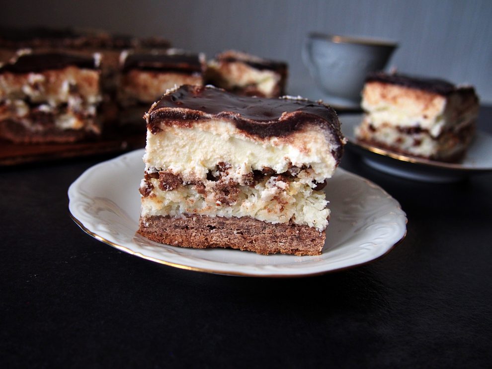 Obłędne ciasto kokosowe z białą czekoladą i kakaowym kruchym ciastem