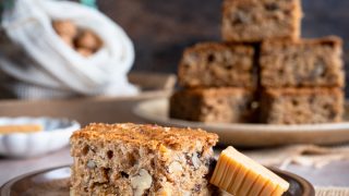 Ciasto z jabłkami, orzechami i krówkami