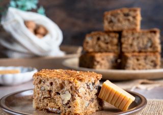 Ciasto z jabłkami, orzechami i krówkami