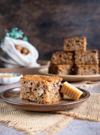 Ciasto z jabłkami, orzechami i krówkami