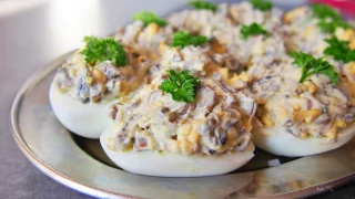 Najlepsze jajka faszerowane na Wielkanoc – proste przepisy, które znikają pierwsze!