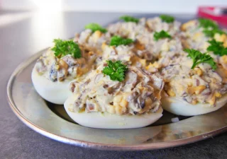 Najlepsze jajka faszerowane na Wielkanoc – proste przepisy, które znikają pierwsze!