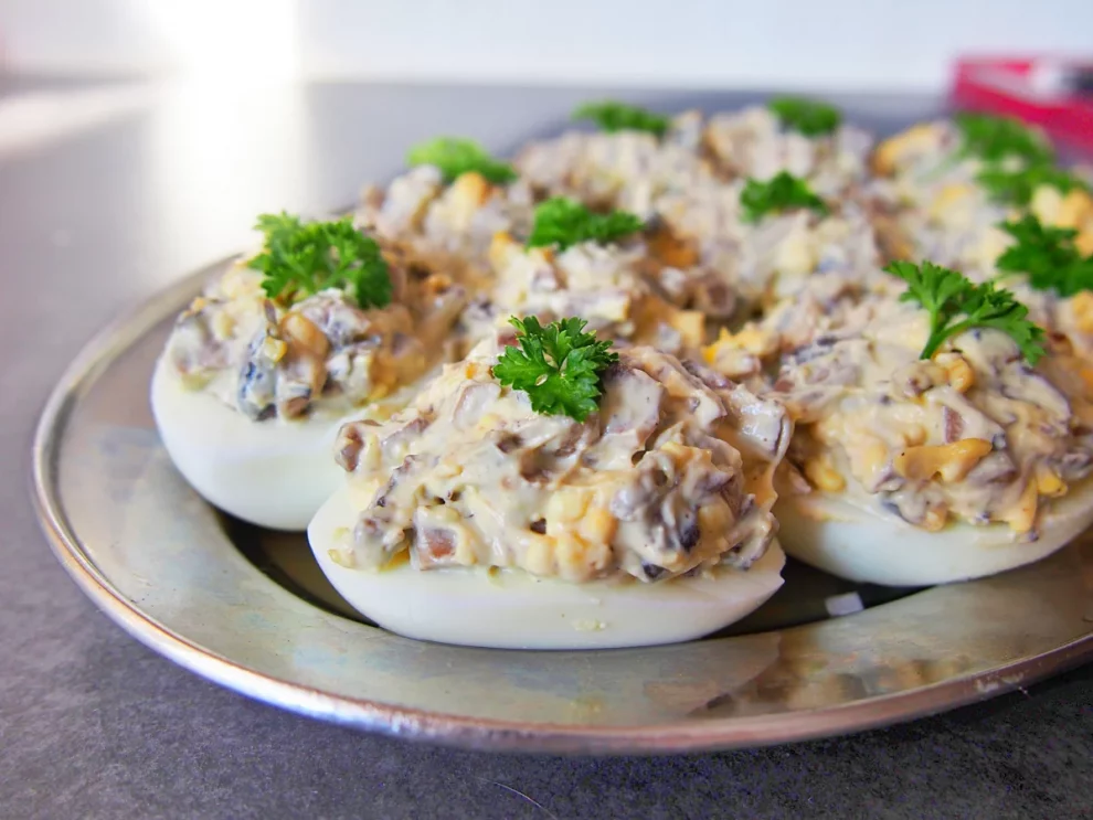 Najlepsze jajka faszerowane na Wielkanoc – proste przepisy, które znikają pierwsze!