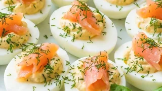 Jajka faszerowane łososiem
