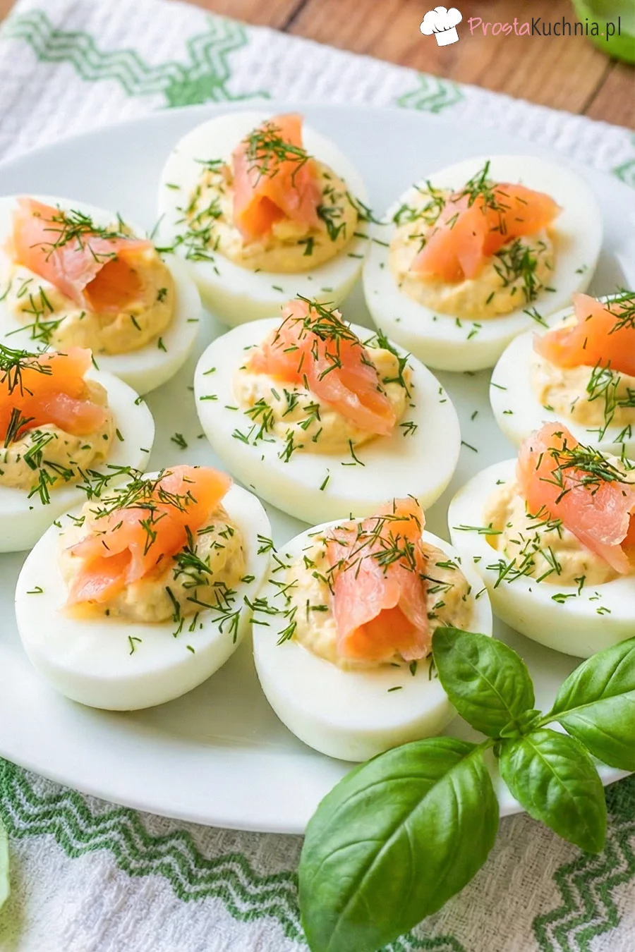 Jajka faszerowane łososiem
