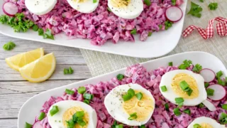 Jajka w buraczkach – prosty przepis na smaczną przekąskę