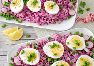 Jajka w buraczkach – prosty przepis na smaczną przekąskę