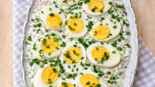 Jajka w wiosennym sosie