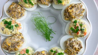 Jajka faszerowane porem, pieczarkami i wędzonym łososiem