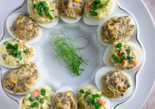 Jajka faszerowane porem, pieczarkami i wędzonym łososiem