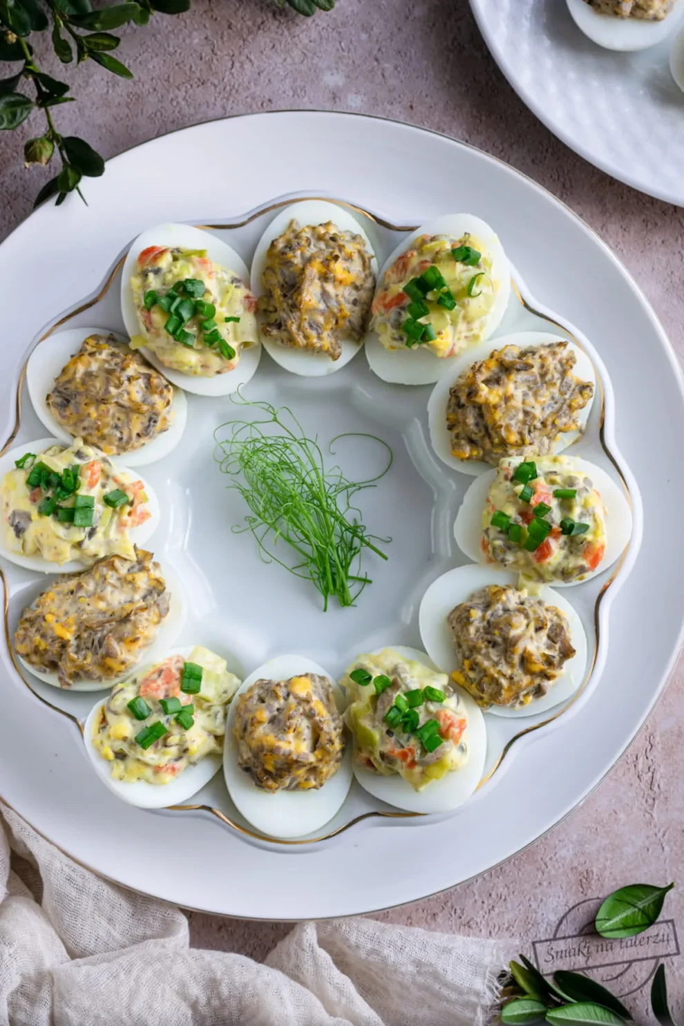 Jajka faszerowane porem, pieczarkami i wędzonym łososiem